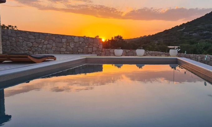 Tkon House | Robinson House Seaway with Pool: Ideal for Families