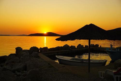 Tkon Villa | Robinson House Vitane: Top-Rated Oceanfront Retreat