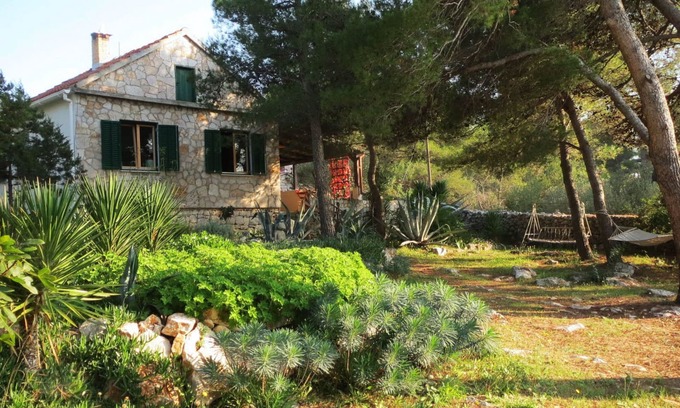 Cove Makarac (Milna) House | Robinson Style Tourism: Oceanfront Escape with Spa & Pool