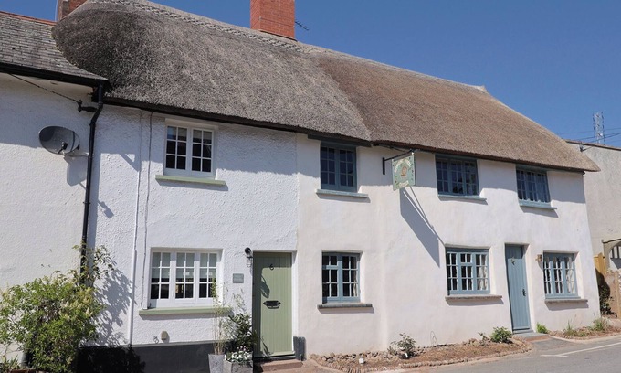 Otterton Cottage | Robyn Cottage: Cozy Pet-Friendly Retreat in Otterton