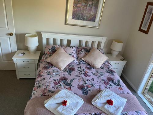 Tewantin Bed & Breakfast | Premier Stay at Robyn's Nest - Family-Friendly B&B with Pool