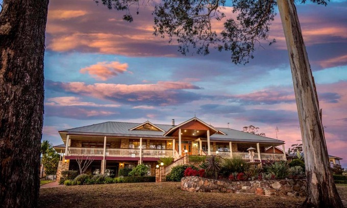 Merimbula House | Relax at Robyn's Nest Lakeside Resort with Oceanfront Views