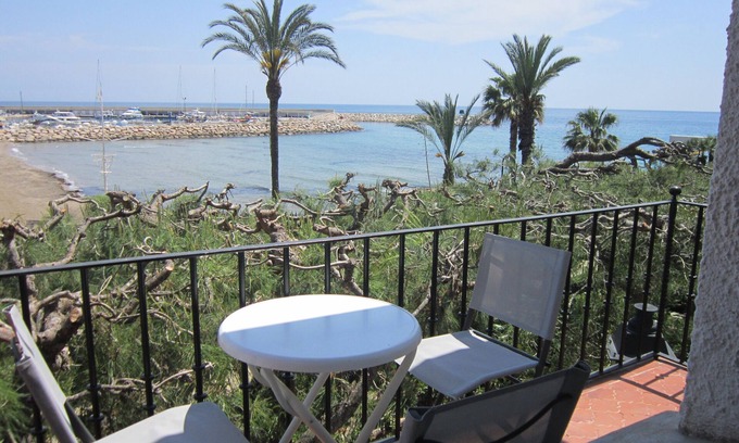 El Roc de Sant Gaieta Apartment | Waterfront ROC SANT GAIETA: Family-Friendly Near PortAventura