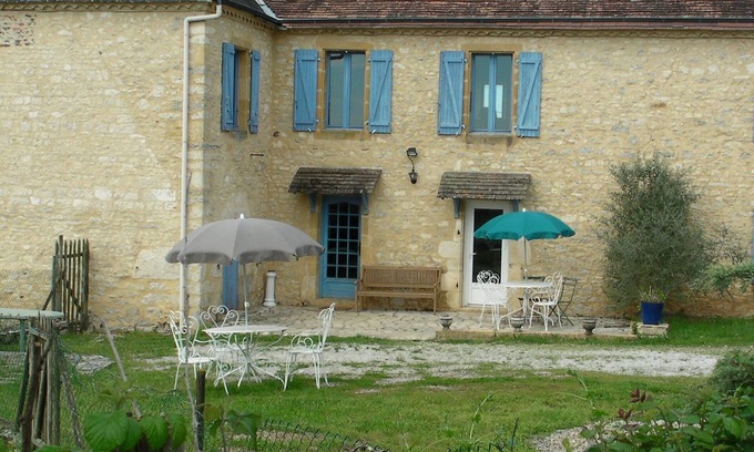 Cales House | Rocamadour Gite for 11: Nature, Well-being & Lake Views