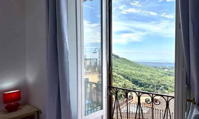 Rocca di Papa Apartment | Pet-Friendly Retreat at The Favor House with Spa & Breakfast