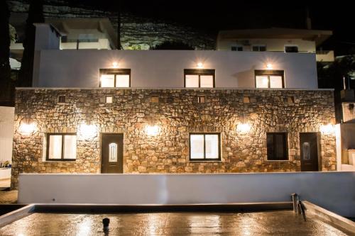 Agios Isidoros House | Discover Roccia di Isidoro: 4-Star Family-Friendly Retreat