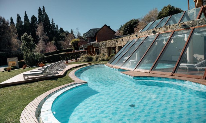 Playa Bonita Hotel | Rochester Bariloche Suites & Spa: Relax by the Pool and Hot Tub