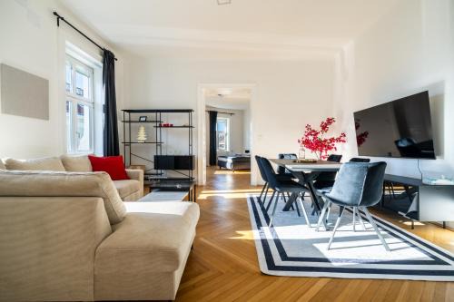 Weißgerber Apartment | Rochus Stylish Stays: Family-Friendly with Hot Tub Access