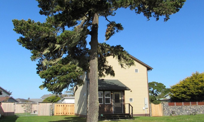 Crescent City North Cottage | Beachfront Rock and Wave Cottage: Pet-Friendly Retreat