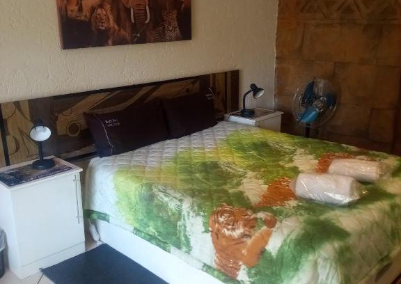 Emalahleni House | Comfortable Rock Art Guesthouse with Family Amenities