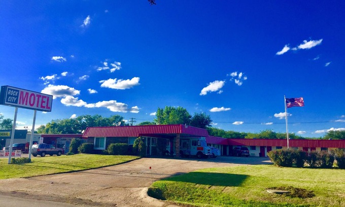 Minneapolis Hotel | Budget-Friendly Stay at Rock City Motel with Family Amenities