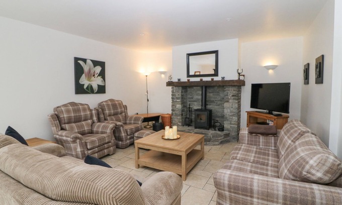 Ardnatrush Cottage | Pet-Friendly Rock Lawn Cottage in Scenic County Cork