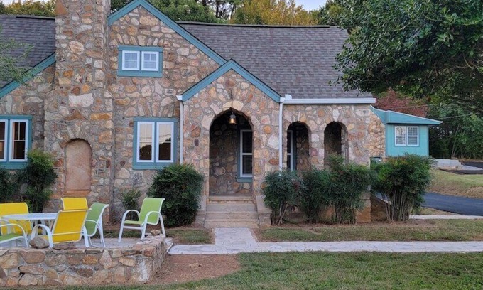 Dandridge House | Unforgettable Stay at Rock of Ages with Spa and Hot Tub