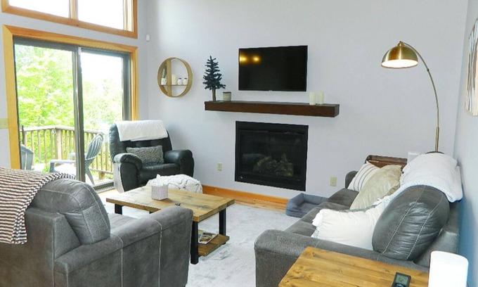 Rangeley Condo | Cozy Rock Pond Condo 53 - Ski-In/Ski-Out Retreat