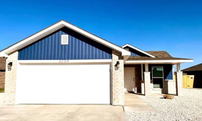 Lubbock House | Ultimate Rock & Roll Retreat near Texas Tech - Sleeps 6!