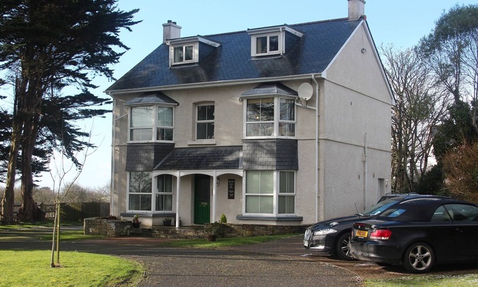 Wadebridge Apartment | Stylish Modern Retreat with Ocean View and Pool Access