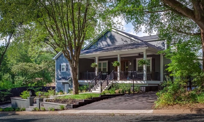Charlottesville House | Rockbrook Manor: Perfect Location Near Downtown & UVA