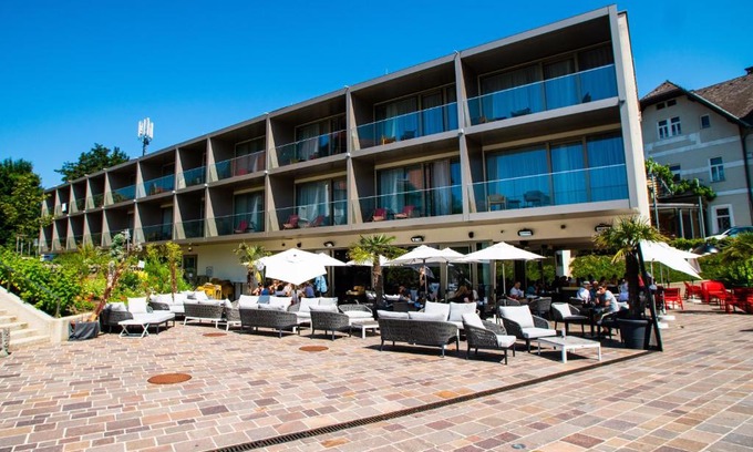 Velden am Worther See Hotel | Discover Rocket Rooms Velden: Pet-Friendly Ocean View Retreat