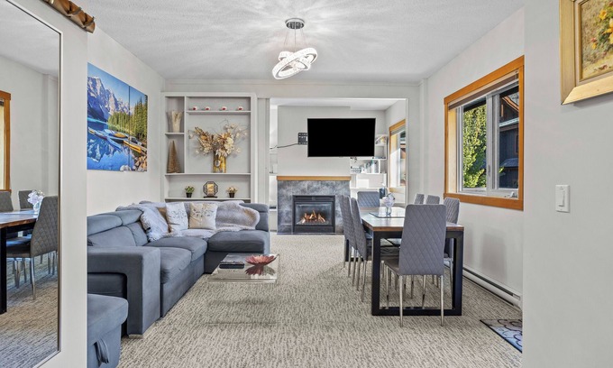 Cougar Creek Condo | Experience Comfort: Top Floor with Pool, Hot Tub & Gym