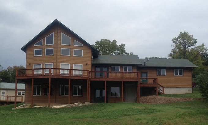 Shell Knob House | Unforgettable Rocking Bar B Retreat with Lake View & Spa