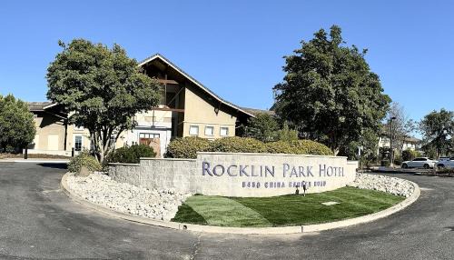 Rocklin Hotel | Relax at Rocklin Park Hotel with Oceanfront Amenities
