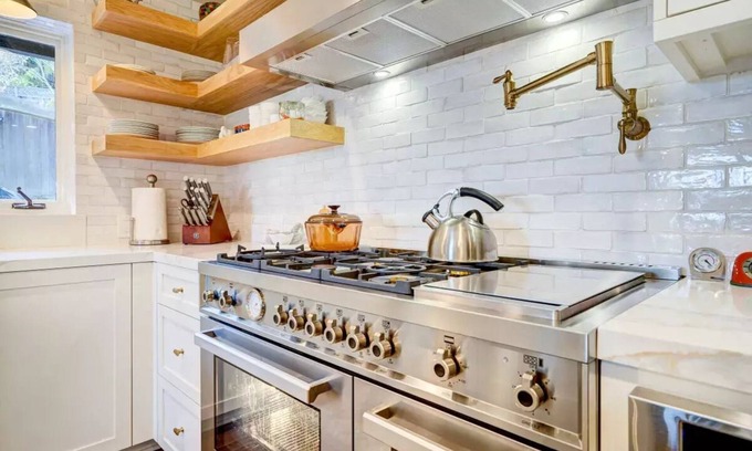 Upper Rockridge House | Exceptional Rockridge Home with Chef's Kitchen Near Claremont