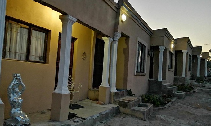 Hibiscus Coast House | Relax at Rocks And Aloes Guest Lodge: Family-Friendly Stay