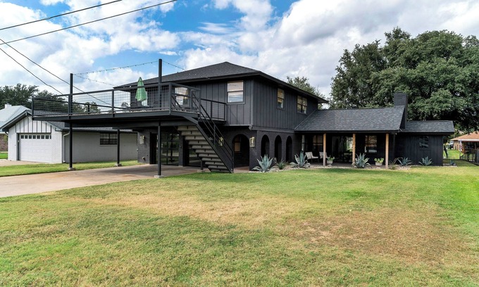 Granbury House | Experience Rockstar Waterfront Lake House with Stunning Views