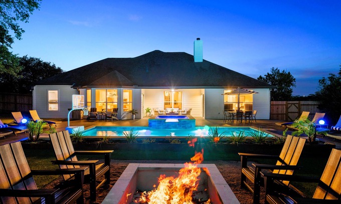 Austin House | Rockway Villa: Pool & Spa/Golf Green/Firepit/Sleeps 20