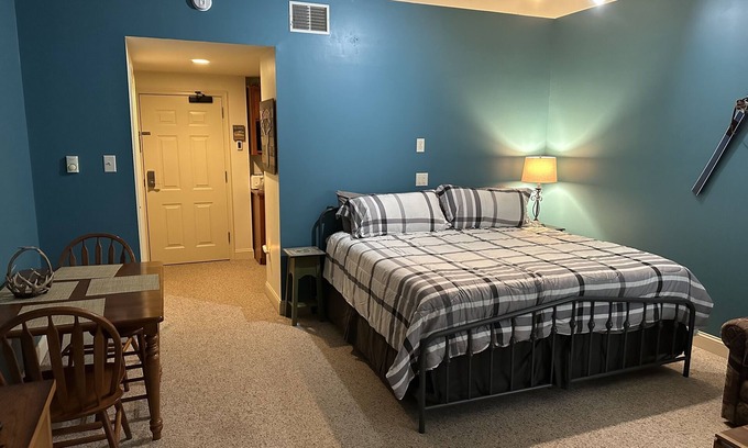 Mercersburg Condo | Inviting Rockwell Suite #104 at The Inns of Whitetail