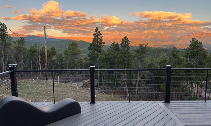 Black Hawk House | Rocky Mountain 3-bedroom house with Spectacular Views! New Listing!