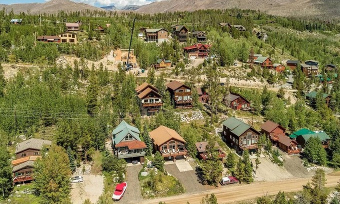 Grand Lake Cabin | Rocky Mountain High: Family-Friendly Retreat with Kitchen
