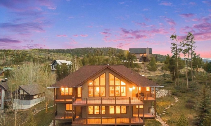 Innsbruck Val Moritz Cabin | Breathtaking Views and Hot Tub Near Rocky Mtn Natl Park