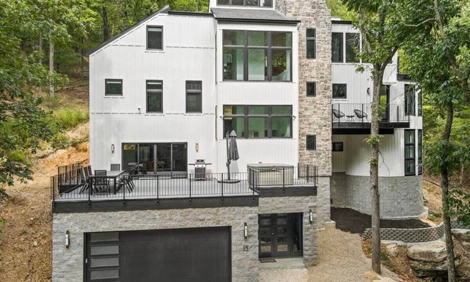 Rogers House | Experience Rocky Summit: Lake Access & Relaxing Hot Tub
