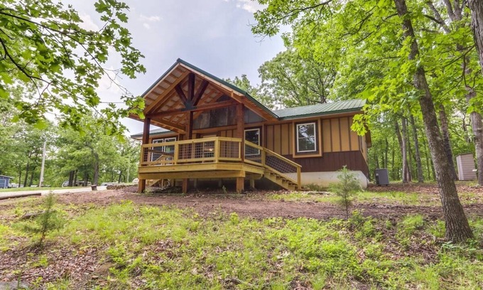 Pittsburg House | Idyllic Rocky Top Cabin: Lakeside Retreat with Pool