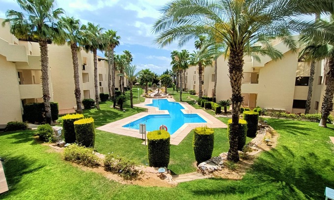 Roda Apartment | Relaxing Roda Golf Apartment in Dubai with Pool & Spa