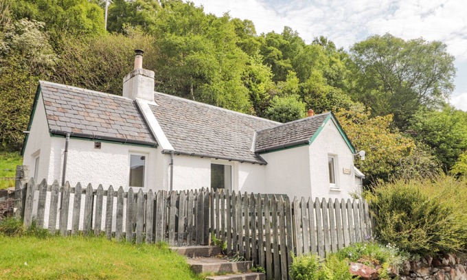 Nostie Cottage | Pet-Friendly Roddy's Cottage with Ocean Views in Glenelg