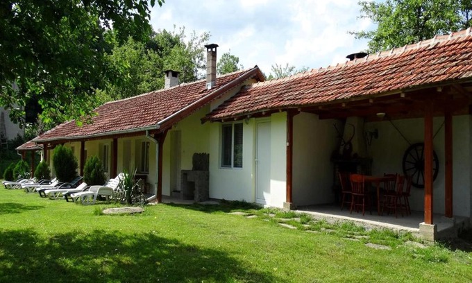 Apriltsi House | Roden Dom Holiday Home: Pet-Friendly Retreat with Pool