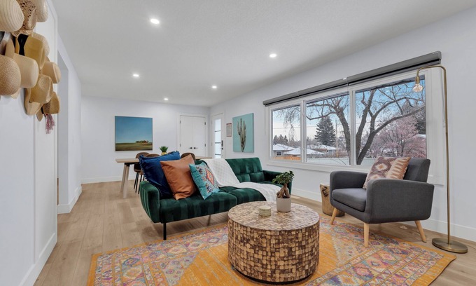 Killarney House | Stylish Upper Suite in Killarney with Ocean View & Backyard