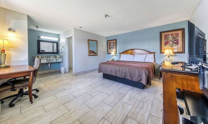 Haines City Hotel | Budget-Friendly Comfort at Rodeway Inn And Suites