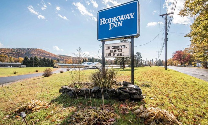 Bellows Falls Hotel | Budget-Friendly Rodeway Inn: Family-Centric Comfort Awaits