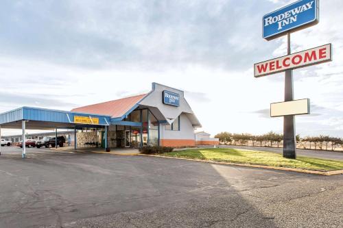 Boardman Hotel | Pet-Friendly Rodeway Inn Boardman - Ideal for Families