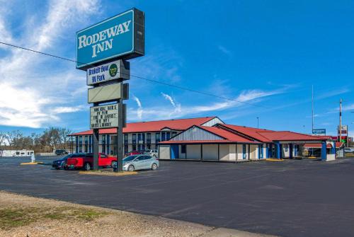 Broken Bow Hotel | Pet-Friendly Rodeway Inn Broken Bow-Hochatown with Pool
