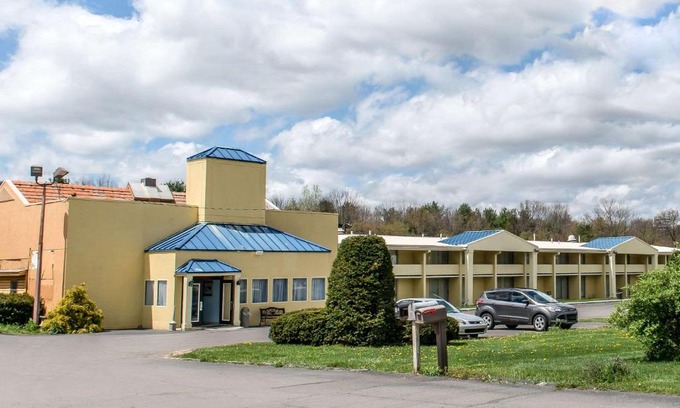 Brookville Hotel | Pet-Friendly Retreat at Rodeway Inn Brookville with Hot Tub