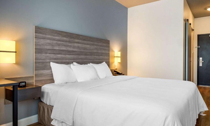 Amos Hotel | Budget-Friendly Rodeway Inn with Pool and Family Amenities