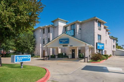Carrollton Hotel | Convenient Rodeway Inn Carrollton I-35E: Pet-Friendly Stay