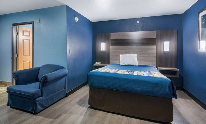 Original Town Hotel | Comfortable Stay at Rodeway Inn Carrollton I-35E with Breakfast