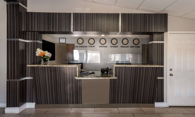 Toddville Road Hotel | Convenient Rodeway Inn near Charlotte Airport with Breakfast