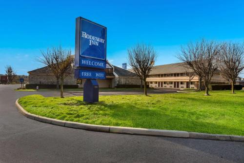 Columbus Hotel | Budget-Friendly Rodeway Inn: Ideal for Families and Pets