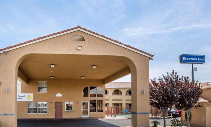 Delano Hotel | Pet-Friendly Comfort at Rodeway Inn Delano - Family Friendly